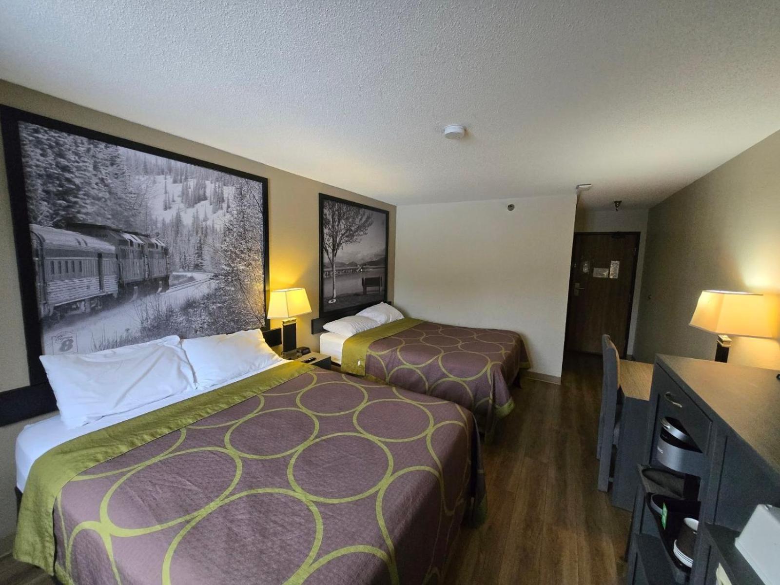 Super 8 By Wyndham Salmon Arm Hotel Exterior photo