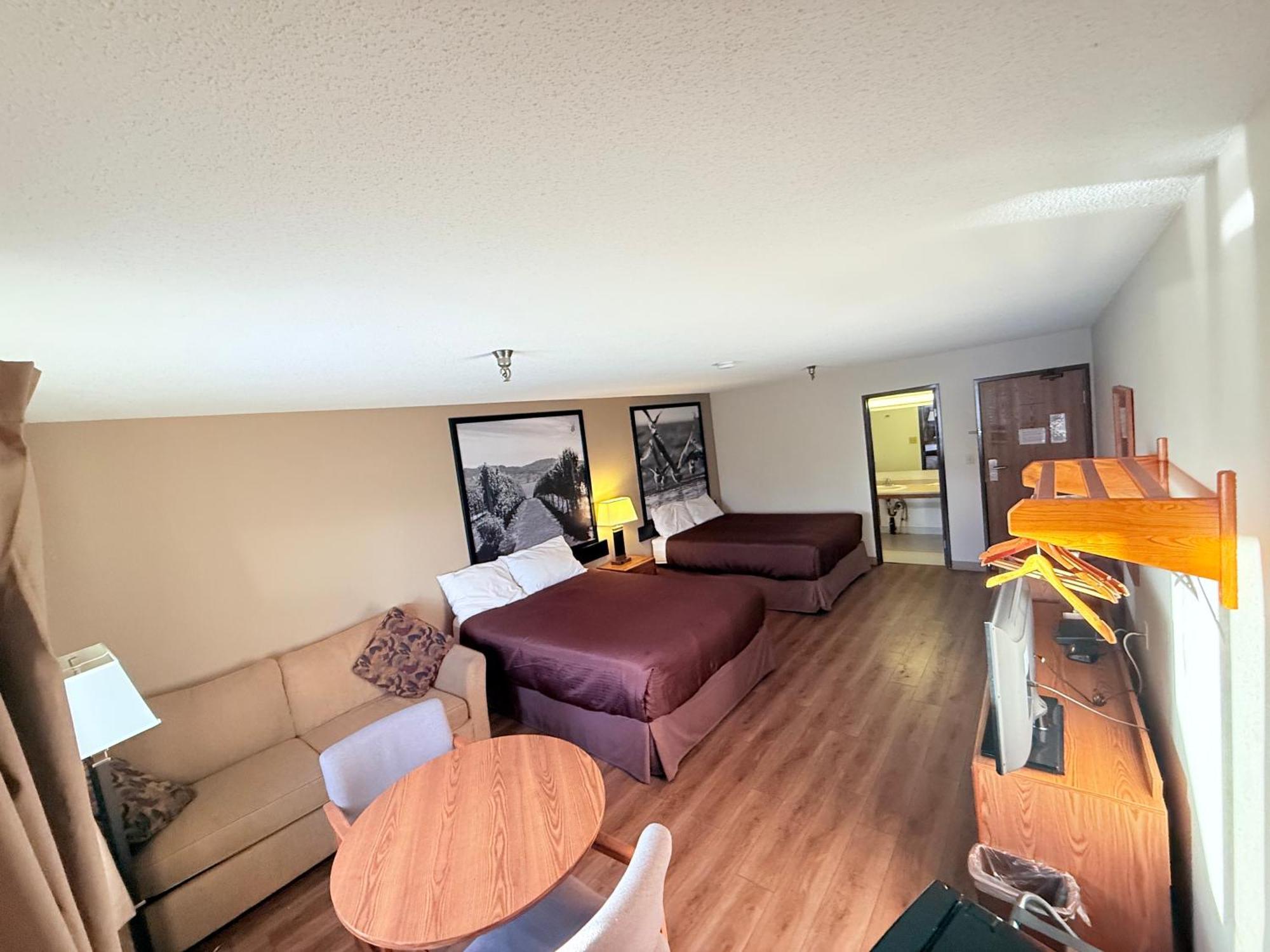 Super 8 By Wyndham Salmon Arm Hotel Exterior photo